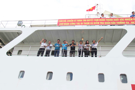 Các thành viên trong đoàn công tác Khánh Hòa vẫy tay chào đất liền để ra với Trường Sa.