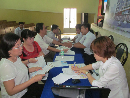 Tư vấn khách hàng về căn hộ CT3 tại Diên Khánh.