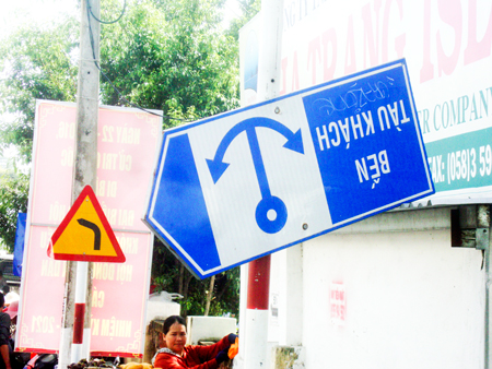 Biển chỉ dẫn lộn ngược