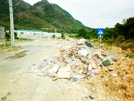 Xà bần tràn ra đường