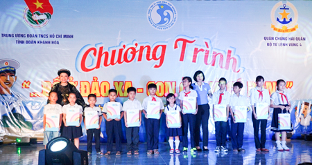 Ban tổ chức trao học bổng cho các em