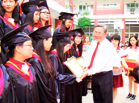 Thầy Phạm Hữu Bình, Hiệu trưởng nhà trường tặng giấy khen cho các học sinh giỏi