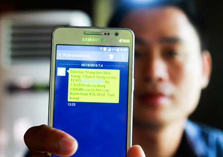  Nhiều khách hàng đã sử dụng dịch vụ thanh toán tiền điện qua ngân hàng