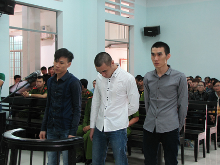 Đòi nợ chủ quán, rồi gây rối, đâm chết khách nhậu