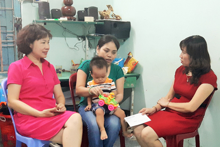 Bà Trương Minh Hà, Chủ tịch Công đoàn ngành Giáo dục tỉnh (bìa phải) thăm hỏi một gia đình.