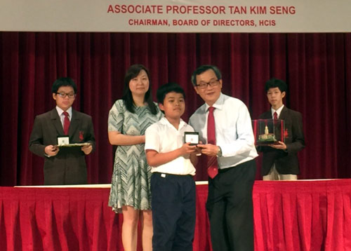 Học sinh nhỏ tuổi nhất Trần Xuân Bách nhận huy chương Vàng.