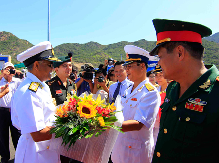Lãnh đạo Vùng 4 Hải quân tặng hoa chúc mừng đoàn công tác của hai tàu Ấn Độ cập Cảng quốc tế Cam Ranh