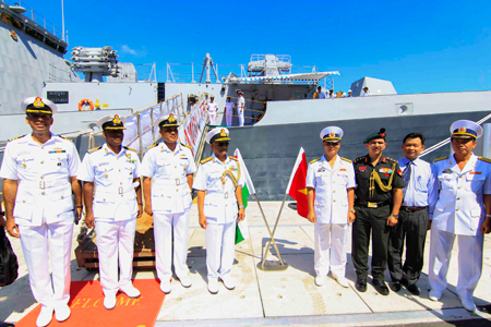 Đoàn công tác tàu Ấn Độ cùng đại diện Vùng 4, Sở Ngoại vụ, Cảng quốc tế Cam Ranh