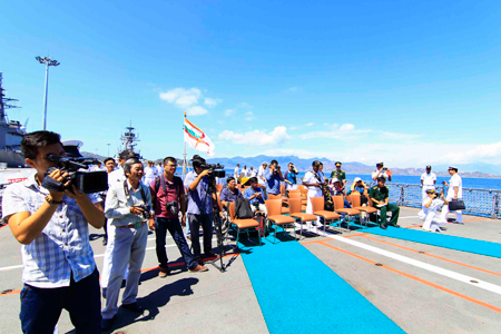 Nhiều phóng viên trong nước đã tham gia đưa tin sự kiện tàu hải quân Ấn Độ thăm Việt Nam