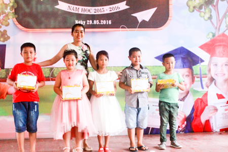 Đại diện Công ty Cổ phần Cà phê Mê Trang trao thưởng cho các học sinh giỏi.