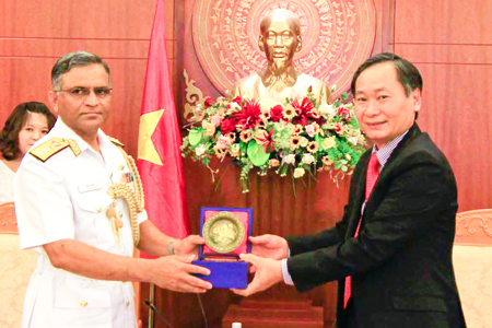 Đồng chí Nguyễn Đắc Tài tặng quà lưu niệm cho đoàn công tác Hải quân Ấn Độ. 