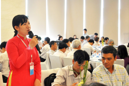 Các đại biểu chia sẻ kinh nghiệm triển khai dự án trong khuôn khổ Hội thảo báo cáo kết quả đánh giá tác động 28 tỉnh bước 1, 2 tại Khánh Hòa.