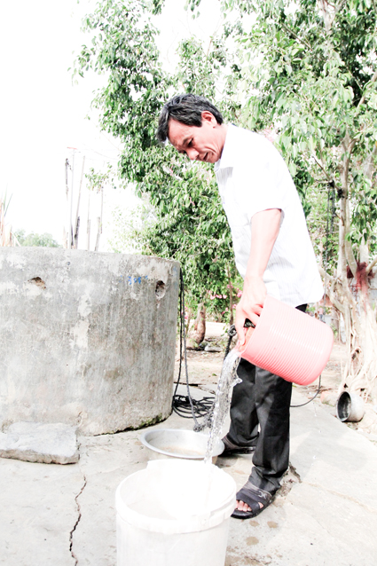 Người dân thôn Tân Sơn chắt chiu từng gàu nước sinh hoạt.