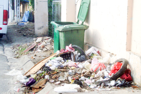 Sao không bỏ rác vào thùng?