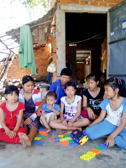 Gia đình quây quần bên cháu Trung (thứ ba từ trái sang).