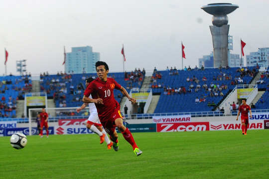 Văn Quyết là người ghi bàn thứ hai sau đường chuyền thông minh của Xuân Trường.