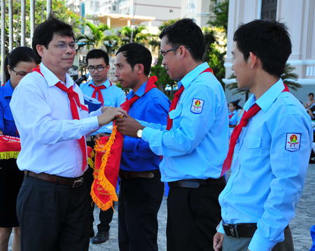 Ông Nguyễn Tấn Tuân tặng cờ lưu niệm cho đại diện các đơn vị