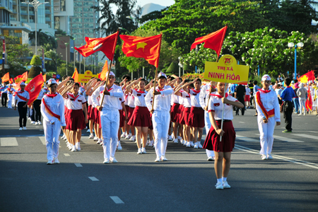Màn diễu hành của đội nghi thức thị xã Ninh Hòa
