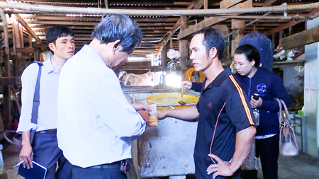 Phạt 85 triệu đồng đối với cơ sở sử dụng chất vàng ô tạo màu trong sản xuất bánh mì quảng