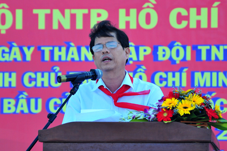  Nguyen Tan Tuan speaking at the parade.