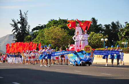 Detachments parading on Tran Phu Street.