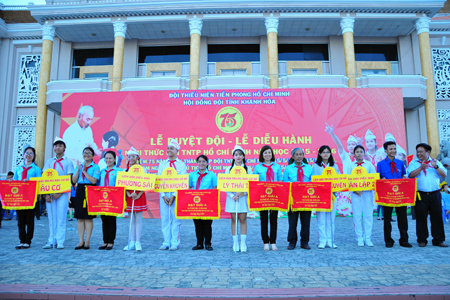 Detachments of the schools in Nha Trang City receiving A prizes.