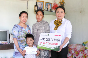 Child with many diseases receives donation of nearly VND48 million