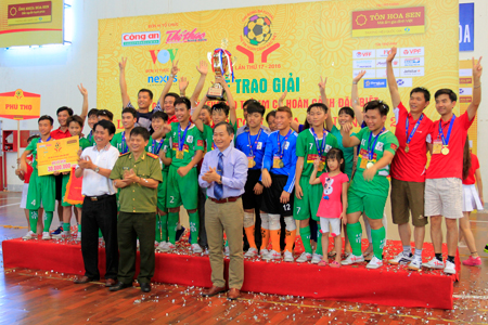 Niềm vui đăng quang chức vô địch của đội bóng Phú Thọ