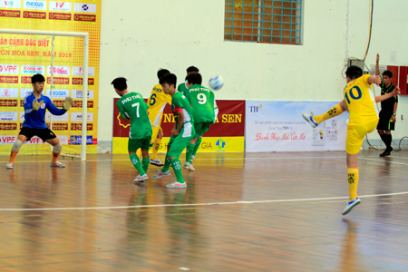 Các cầu thủ tranh tài trong trận chung kết