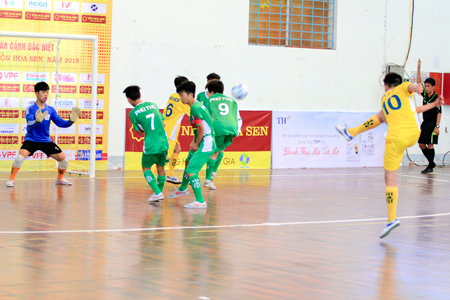 Các cầu thủ tranh tài trong trận chung kết.