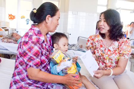 Bà Lê Thị Mai Liên - Phó Chủ tịch Hội Liên hiệp Phụ nữ tỉnh trao quà cho bệnh nhi.