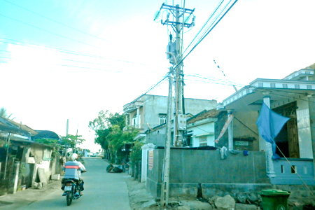 Trụ điện trong nhà dân