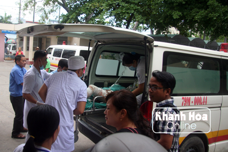 Các bác sĩ đưa chị Thúy đến bệnh viện Đa khoa tỉnh Khánh Hòa chữa trị.