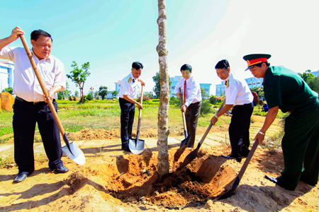 Các đại biểu trồng cây lưu niệm tại Lữ đoàn 189 Hải quân