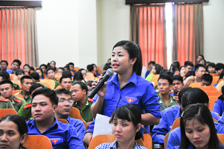 Một bạn đoàn viên đặt câu hỏi cho Chủ tịch UBND tỉnh