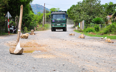 Dân chặn xe vì đường quá bụi