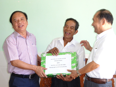 Tặng quà cho ông Cao Xuân Đàm, dân tộc Raglai, người cao tuổi tiêu biểu thôn Xóm Gò, xã Sơn Bình, huyện Khánh Sơn