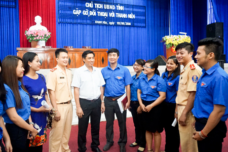 Ông Lê Đức Vinh (giữa) trao đổi cùng các thanh niên