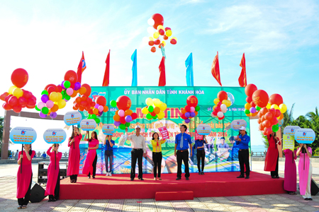 Các đại biểu thả các chùm bóng bay mang thông điệp bảo vệ môi trường, phát động ngày hội