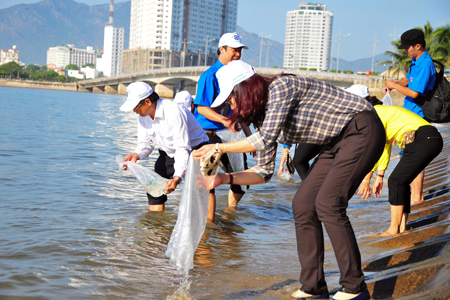Các đại biểu thả con giống tái tạo nguồn lợi thủy sản