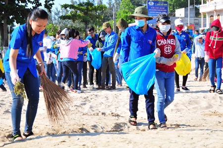 Các sinh viên tham gia thu gom rác tại bờ biển Hòn Chồng