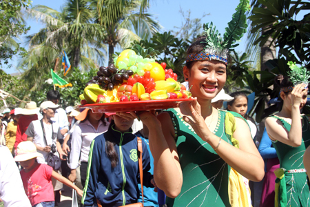 Sơn nữ mang trái cây.