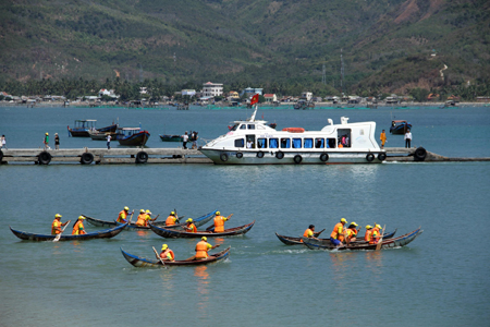 Du khách thi đua thuyền trên vịnh Nha Phu.