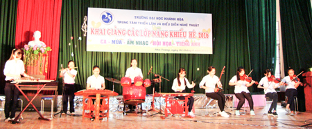 Học viên Trường Đại học Khánh Hòa biểu diễn tại lễ khai giảng