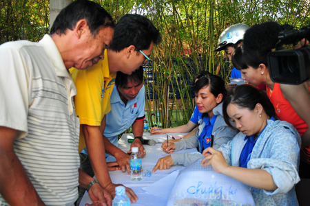 Các phụ huynh đăng ký cho con em mình tham gia lớp bơi lội