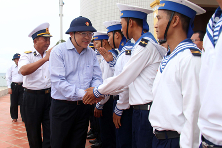 Ông Nguyễn Duy Bắc dẫn đầu đoàn công tác đi thăm quần đảo Trường Sa và nhà giàn Huyền Trân.