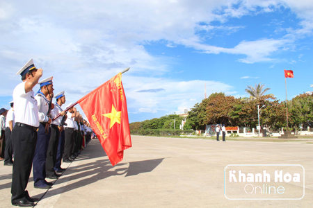 Chào cờ tại thị trấn Trường Sa.