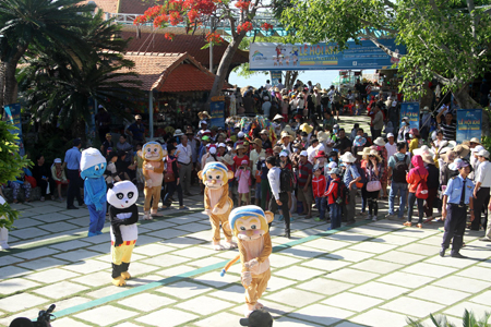 People in costumes welcoming visitors.