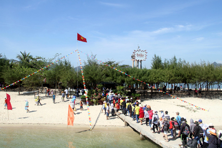 Tourists arriving at Monkey Island.