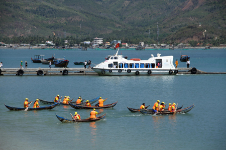 Tourists taking part in boat race in Nha Phu Bay.